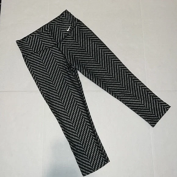 Nike Dri Fit Gray & Black Patterned Cropped Leggings XS - Picture 2 of 8
